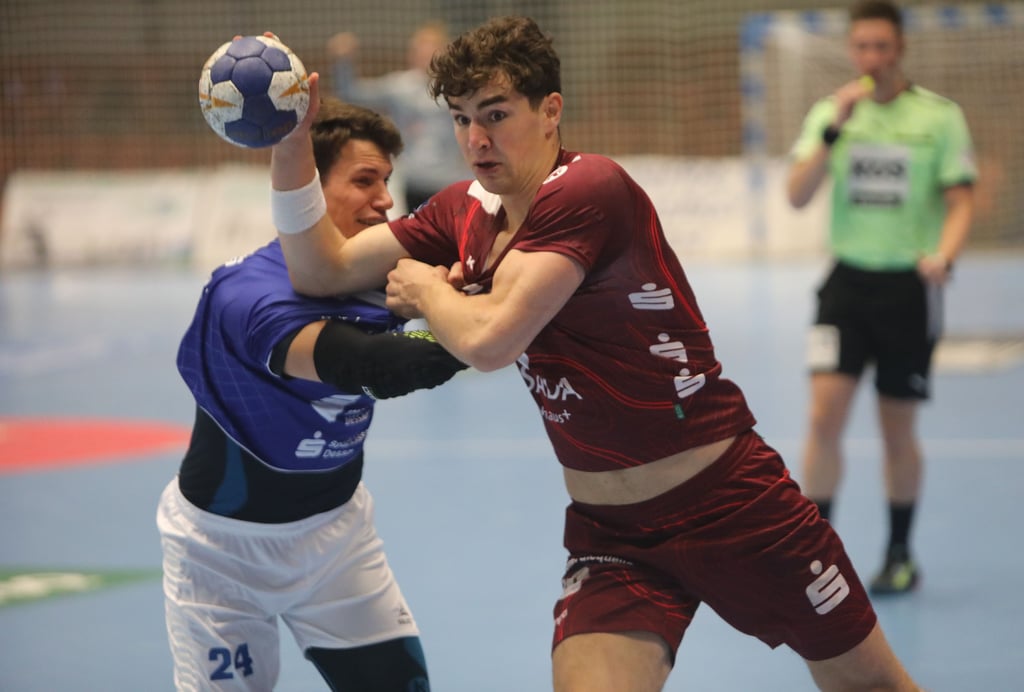 Oskar Emanuel vom DRHV (l.) verletzte sich im Spiel gegen den VfL Potsdam.