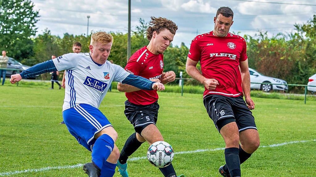 Der Herrengosserstedter Benjamin Polley (l.) zieht vor BSC-Akteur Johann Thieme ab. Das Spiel in der Kalkberg-Arena bleibt vor 82 Zuschauern allerdings torlos.