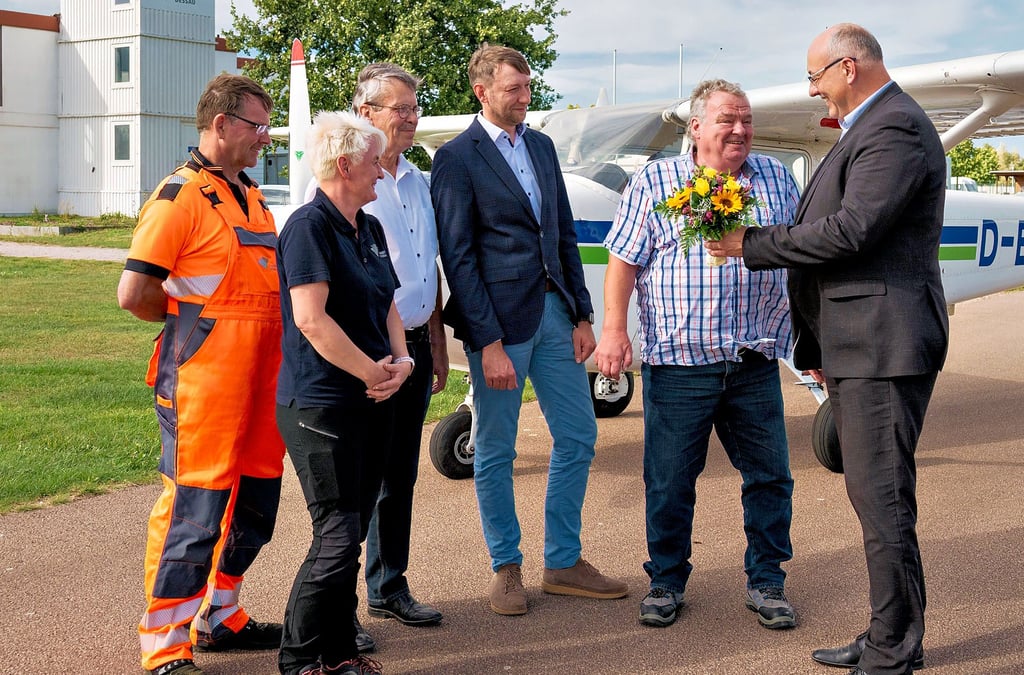 Torsten Ceglarek, Geschäftsführer der Flugplatz Dessau GmbH, dankt Flugplatzleiter Peter-Christian Klein für über 29 Dienstjahre. Außerdem im Bild: Marco Franke (DVV), Ralf Schönemann (Heimatverein Kleinkühnau), sowie die Flugplatzmitarbeiter Sandra Leszczenski und Andreas Duve (v.r.).