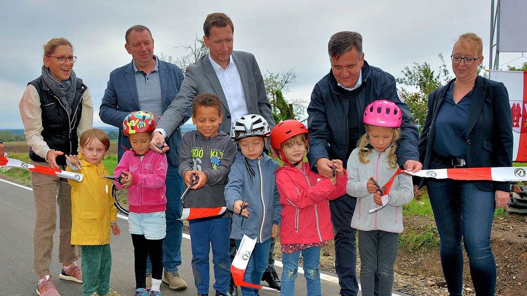 Bei der symbolischen Freigabe des neugebauten Radwegs zwischen Sargstedt und Halberstadt halfen auch einige „Holzbergwichtel“ der örtlichen Kindertagesstätte, die zuvor drei Lieder zum Besten gaben.