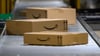 Amazonpakete fahren auf einem Förderband durch das Amazon-Logistikzentrum in Sülzetal.
