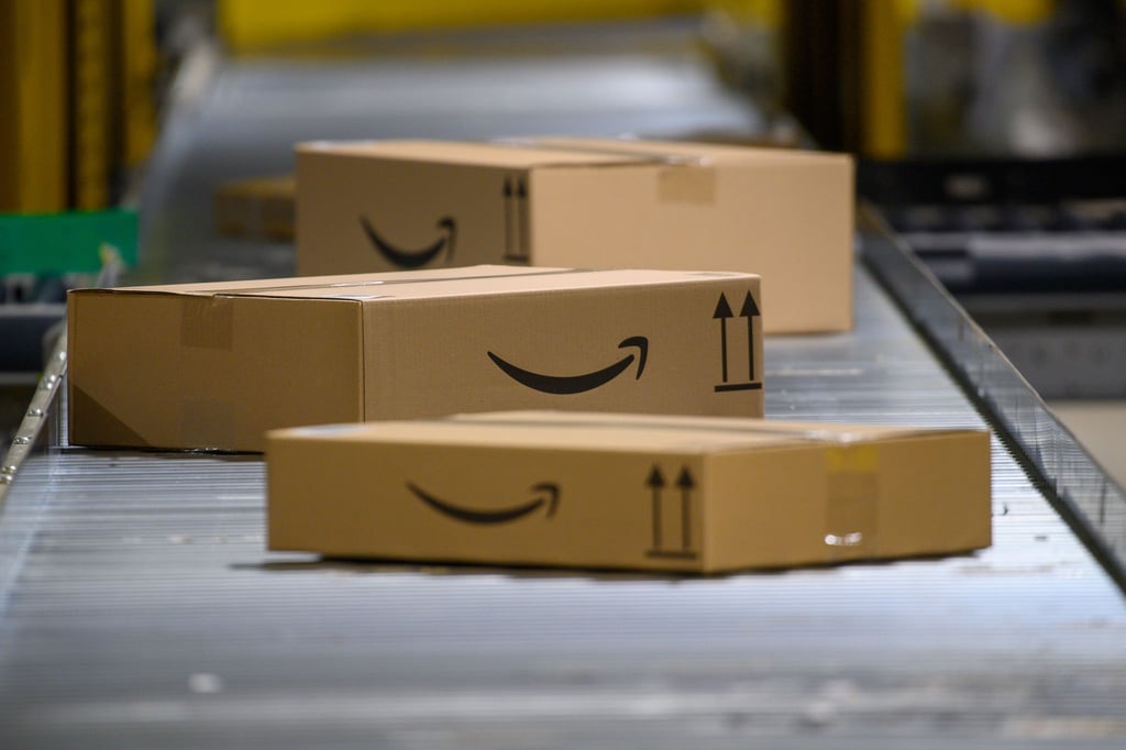 Amazonpakete fahren auf einem Förderband durch das Amazon-Logistikzentrum in Sülzetal.