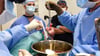 Chirurgen an der Uniklinik in Baltimore bereiten sich auf die Schweineherz-Transplantation vor. Es ist der weltweit zweite Eingriff dieser Art.