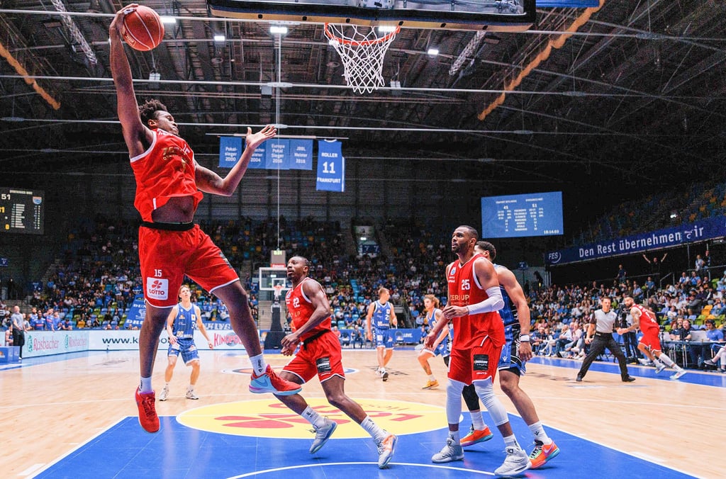 Der Syntainics MBC (rote Trikots) hat sich für die nächste Runde des BBL-Pokals qualifiziert.