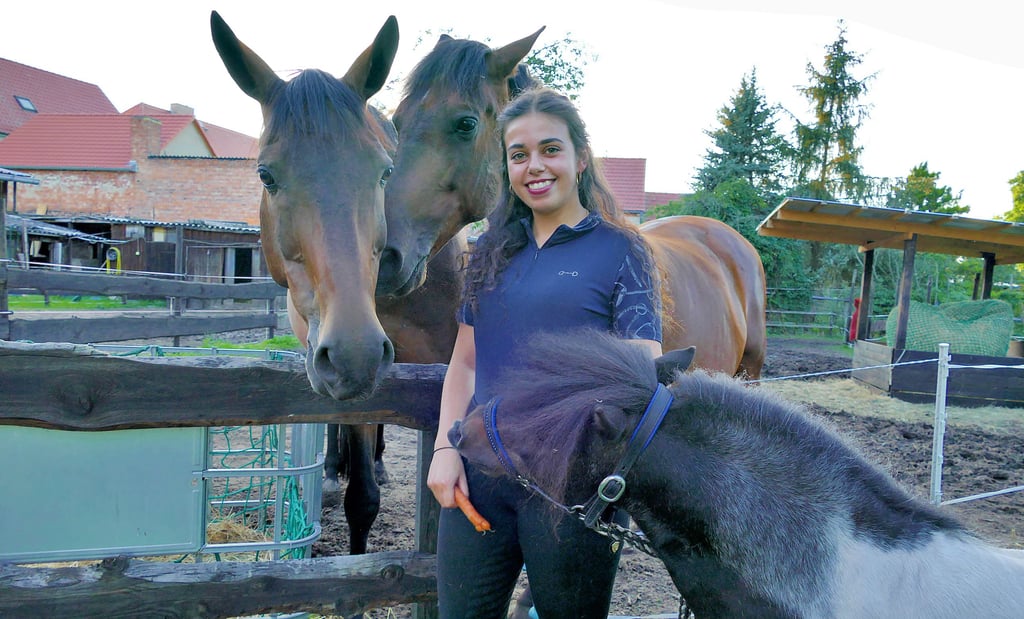 Cäcilia Askar zwischen ihren Pferden Filou und Pumbaa und dem frechen Shetlandpony Henk.