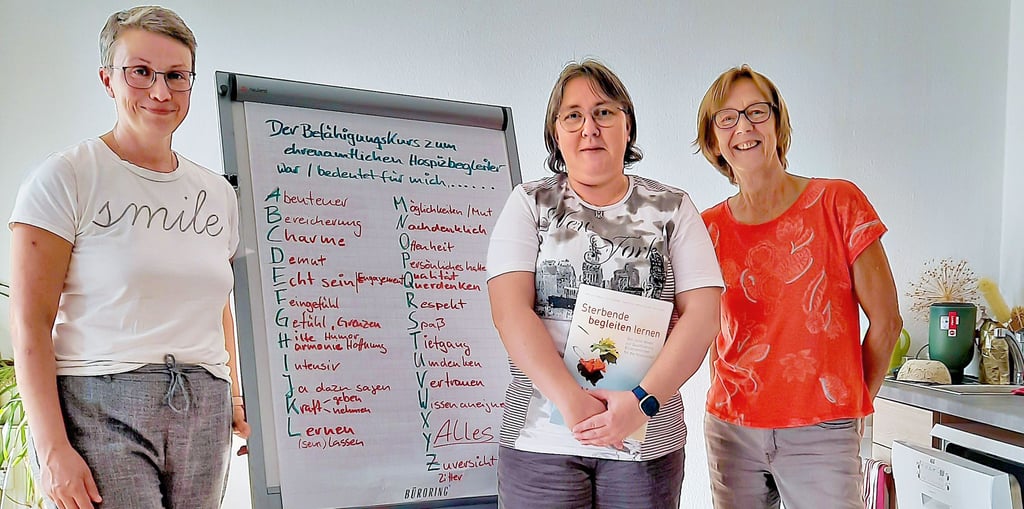 Annett Elschner (links) und Karin Kretzschmar (rechts) sind zwei der sechs neuen Hospizbegleiterinnen. Koordinatorin Antje Amthor (Mitte) freut sich über die ehrenamtliche Unterstützung.