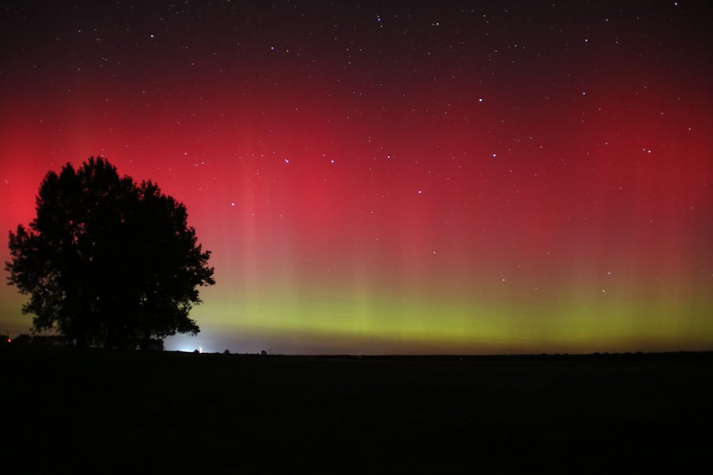 Polarlichter in Ostdeutschland! Der Himmel über Magdeburg erstrahlte in der Nacht von Sonntag auf Montag bunt.
