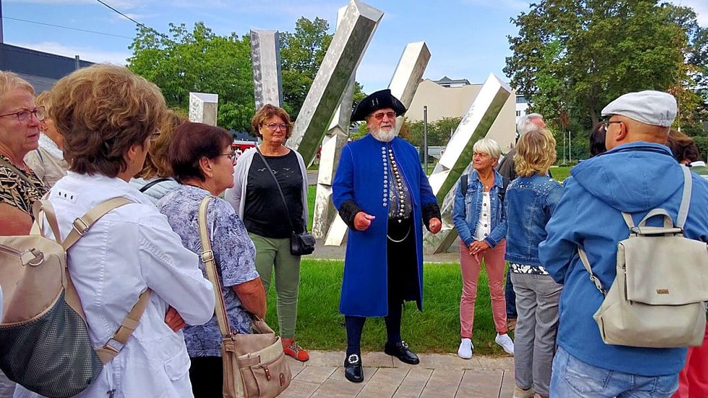 Stadtführung mit Hartmut Machts in Hallorentracht.