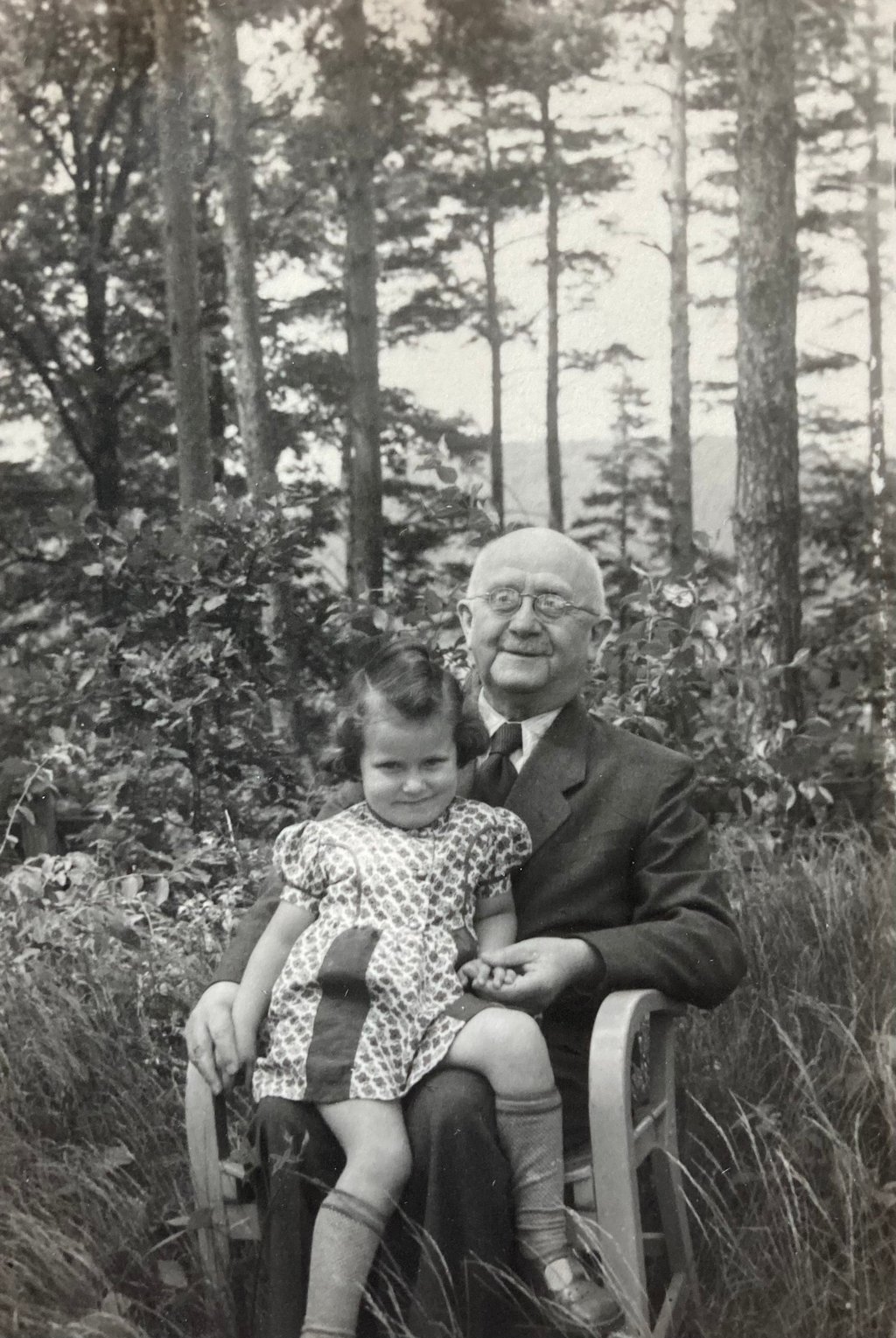 Erika Brandorff mit ihrem Großvater Erhard Hübener.