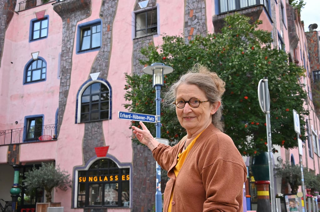 Erika Brandorff am Erhard-Hübener-Platz vor dem Hundertwasserhaus in Magdeburg.