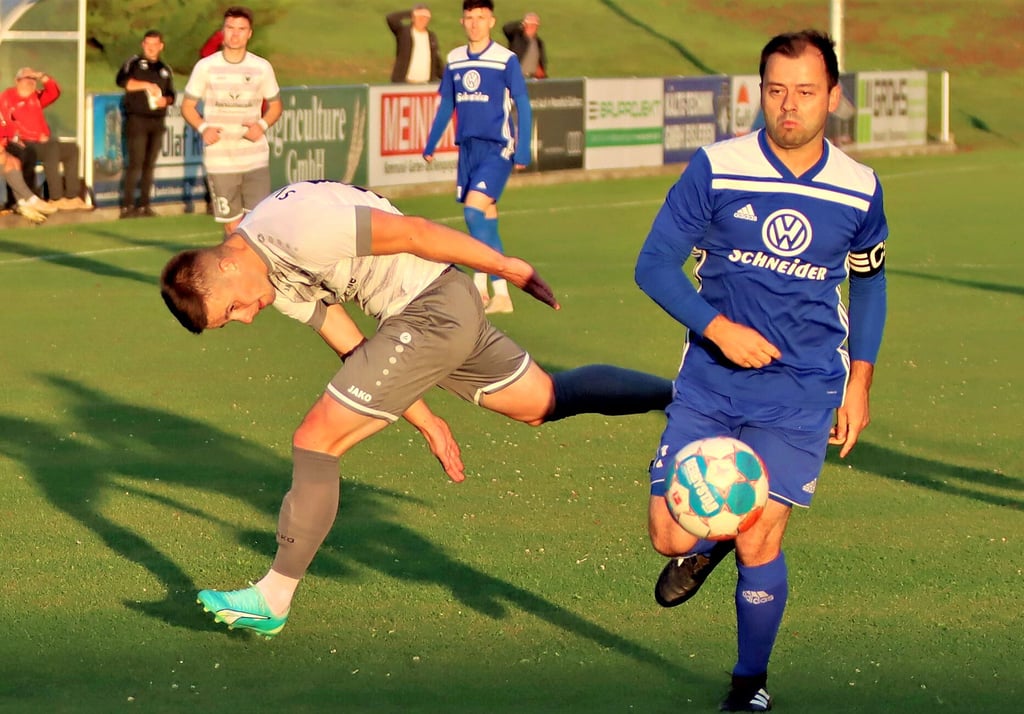 Patrick Bloßfeld (rechts) und der MSV Eisleben gaben sich im Kreisderby der Landesliga dem SV Kelbra 0:3 geschlagen.