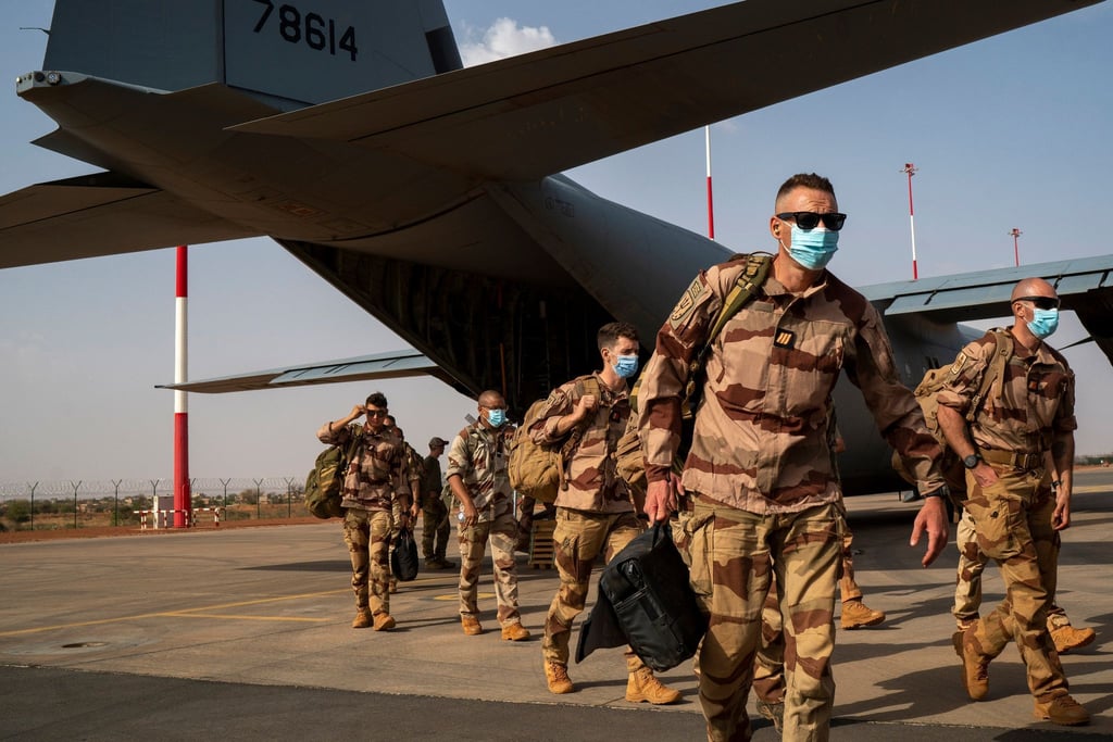 Französische Soldaten in Niamey. Frankreichs Präsident Emmanuel Macron hat das Ende der militärischen Zusammenarbeit mit dem Niger verkündet.