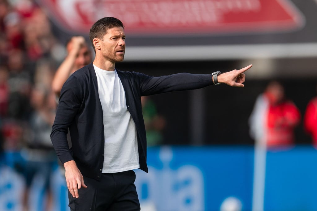 Leverkusens Trainer Xabi Alonso gestikuliert an der Seitenlinie.