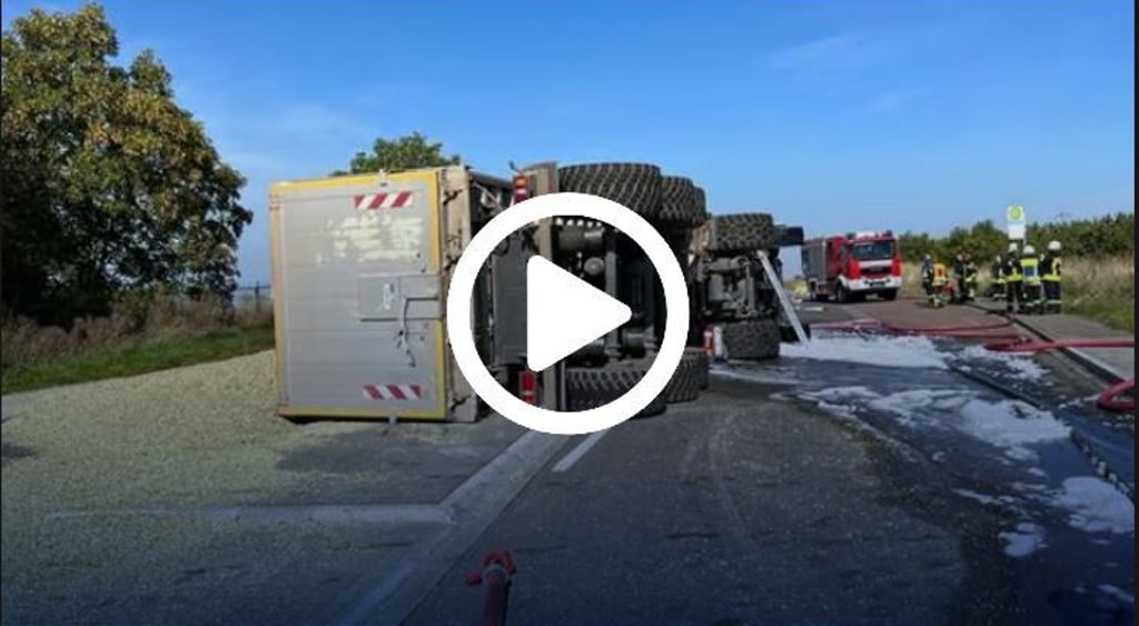 Einsatzkräfte der Feuerwehr bei den Löscharbeiten auf der B180.
