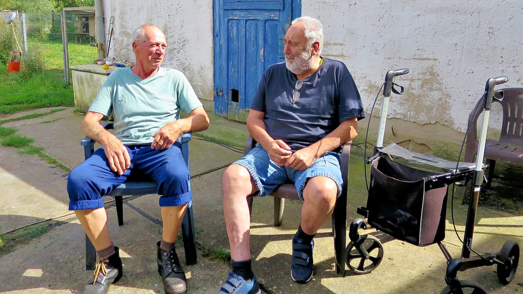 Enge Freunde: Horst Melchert (links) und Elmar Löschner aus Schmersau bei Osterburg im Kreis Stendal können über alles reden - am liebsten vor dem Hühnerstall.
