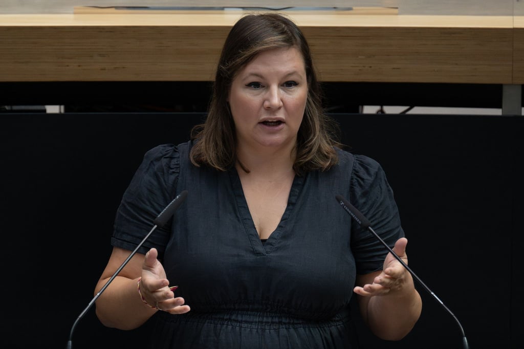 Die Grünen-Politikerin Antje Kapek hält eine Rede im Berliner Abgeordnetenhaus.