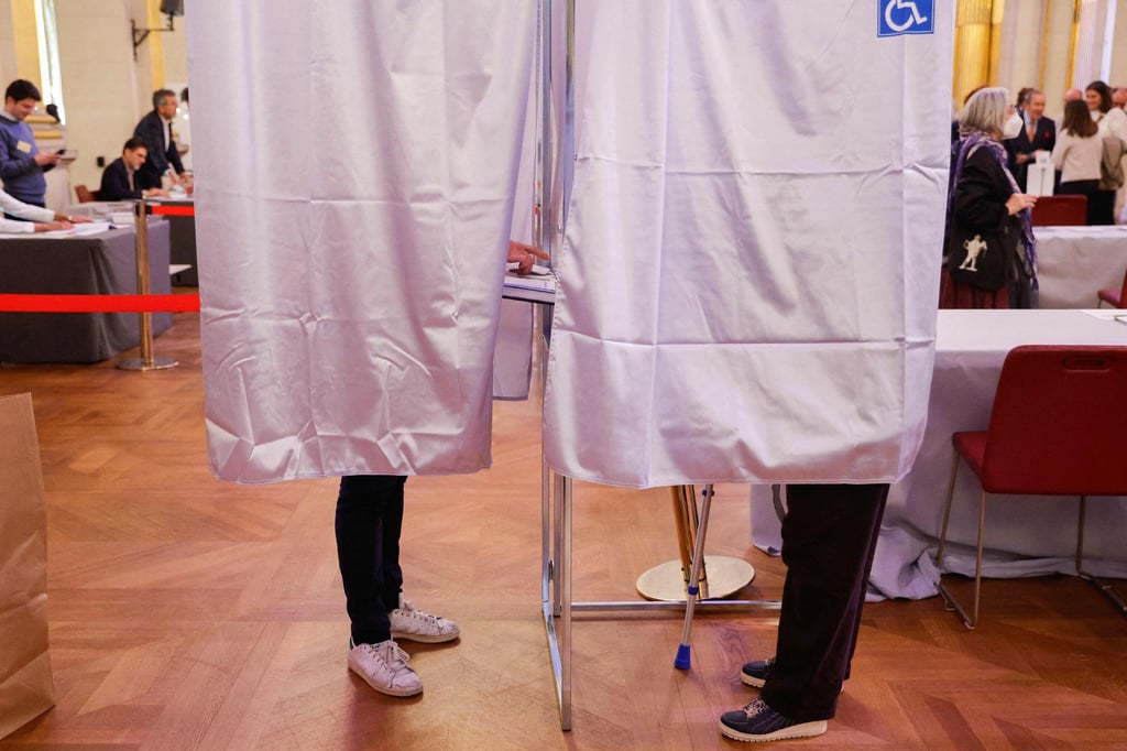 Wahlkabinen für die französischen Senatswahlen im Pariser Rathaus.
