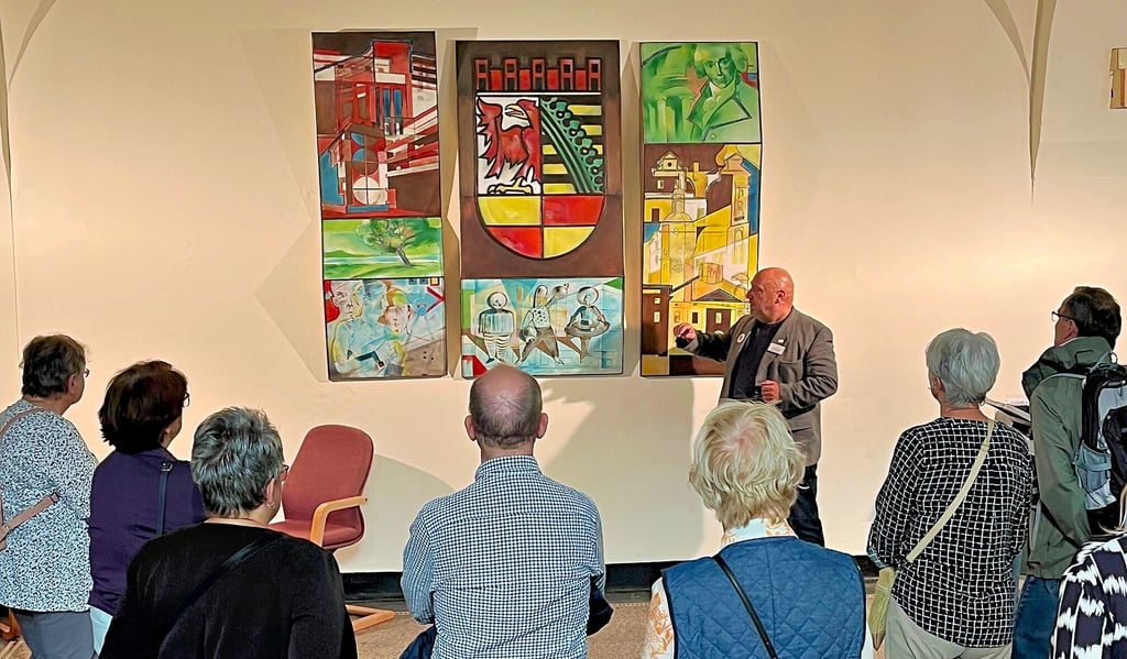Zu Führungen lud am Sonnabend auch die Stadtverewaltung ein. Ralf Schüler von der Pressestelle erklärt ein Relief im Dessauer Rathaus.