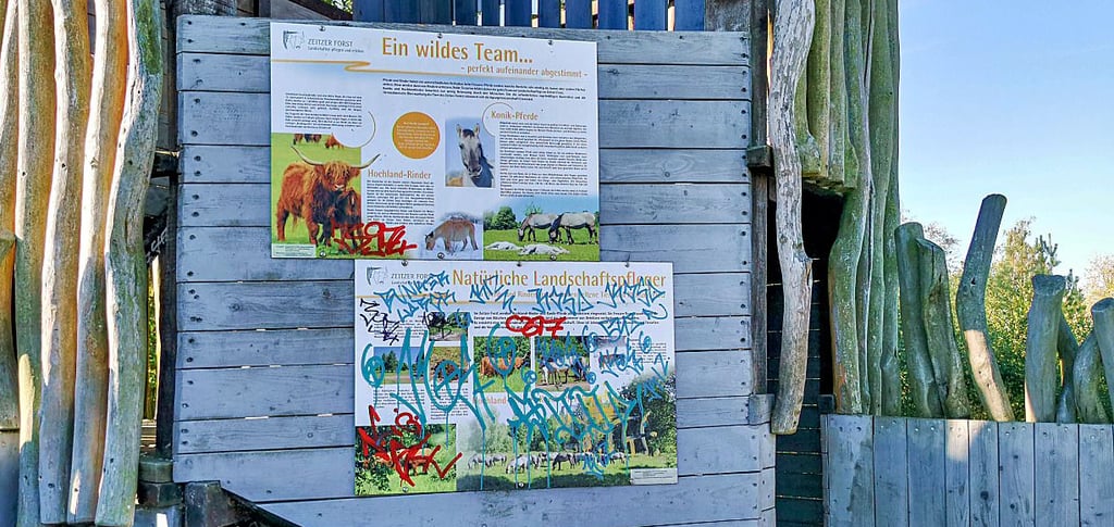 Schmierereien auf Hinweistafeln am Waldspielplatz in Breitenbach