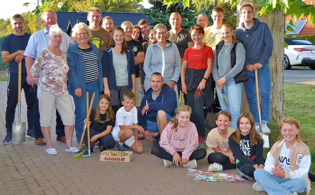 Eine große Truppe von „Stadtverschönerern“, die an der Steck-Aktion mit Narzissenzwiebeln teilnahm, traf sich auch in Löderburg.