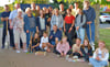 Eine große Truppe von „Stadtverschönerern“, die an der Steck-Aktion mit Narzissenzwiebeln teilnahm, traf sich auch in Löderburg. 