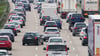 Fahrzeuge stehen auf einer Autobahn im Stau.