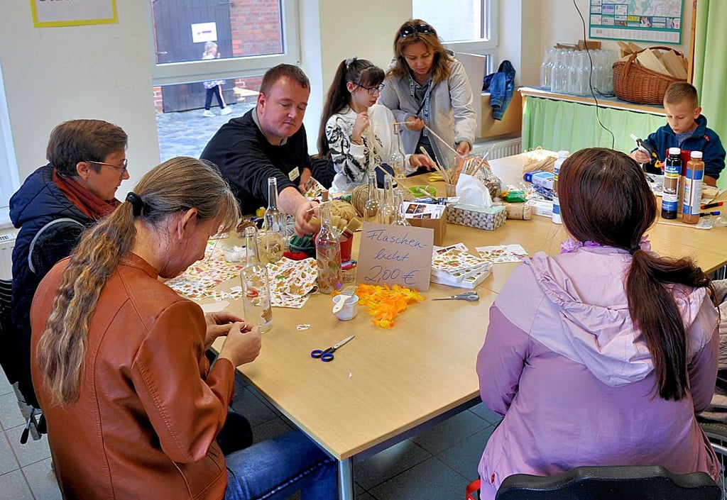 Auf dem Hofgutfest der Lebenshilfe in Uchtspringe konnte an veschiedenen Stationen gemeinsam gewerkelt werden.