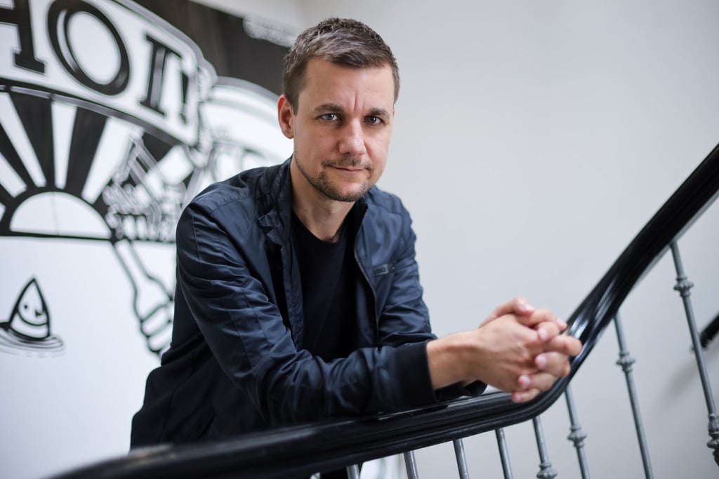 Das neue Buch von Tobias Schlegl beleuchtet unter anderem Arbeitsbedingungen in der Pflege.
