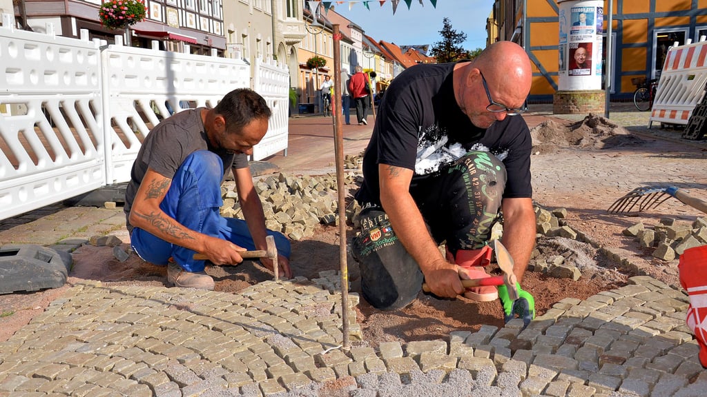 Die Portugiesen Mario und Pedro beim Pflasterlegen in Salzwedel.