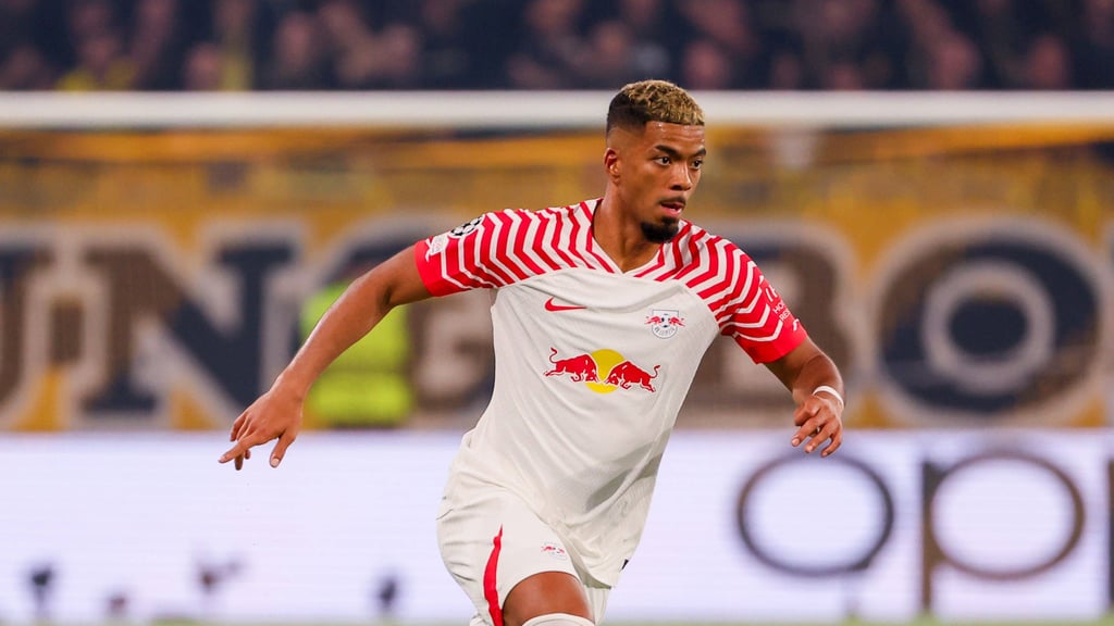 RB-Verteidiger Benjamin Henrichs am Ball.
