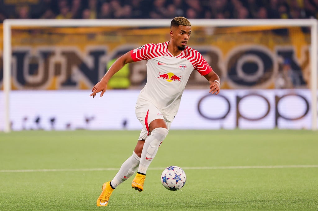 RB-Verteidiger Benjamin Henrichs am Ball.