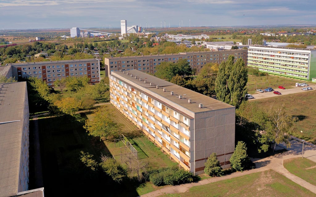 Der Neubaublock an der Martin-Niemöller-Straße in Bernburg soll nicht als Flüchtlingsunterkunft genutzt werden. Stattdessen wird er nun entkernt.