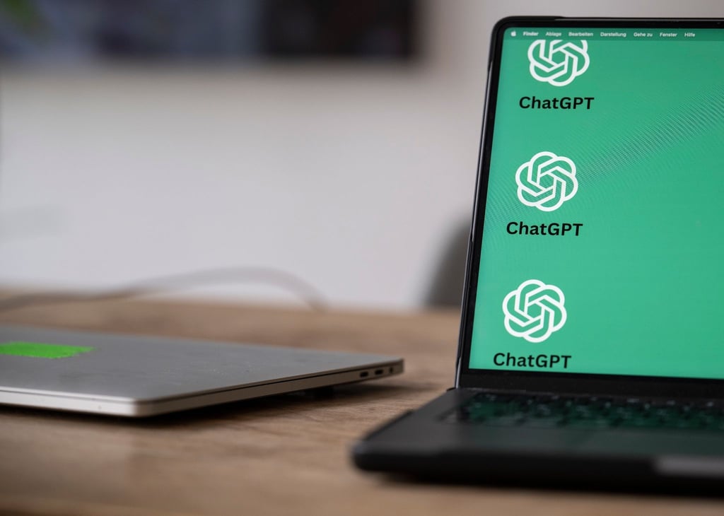 Neuer Kollege KI? Wer berufliche E-Mails von ChatGPT oder anderen KI-Chatbots verfassen lassen möchte, sollte vorab die Zustimmung der Vorgesetzten einholen.