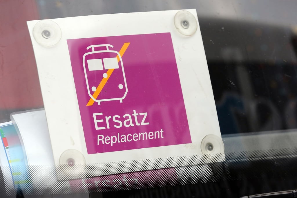 Die Busse sind bestellt - aber wer soll sie fahren? Die EVG sieht große Probleme für die Generalsanierung der Schiene.