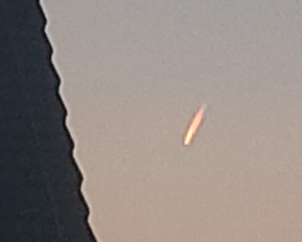 Dieser Schweif am Himmel über Osterburg in der Altmark hat eine Bürgerin verwundert.