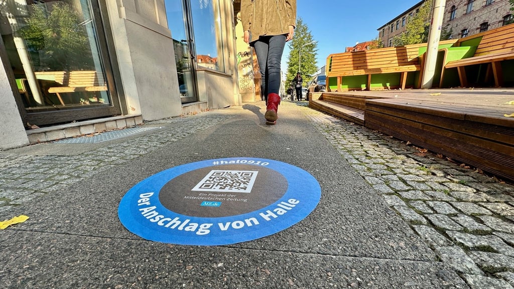 Der zweite Bodenaufkleber ist am Tekiez zu finden, dem zweiten Tatort des Blutbads vom 9. Oktober.