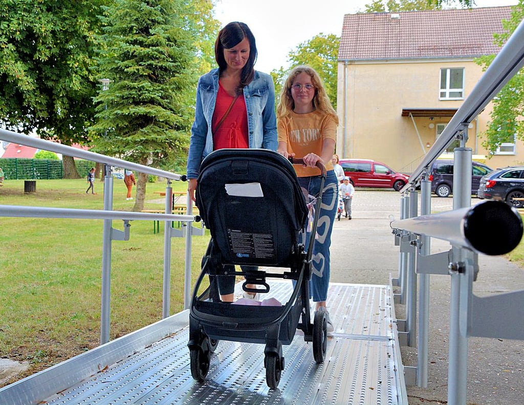 Eine neue Aluminiumrampe ermöglicht den barrierfreien Zugang zur Eickendorfer Sporthalle. Das erleichtert nicht nur Rollstuhl- und Rollator-Nutzern den Zugang.