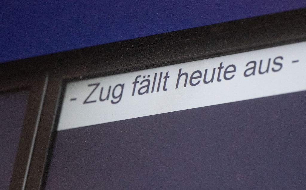 Eine Anzeige weist auf einen Zugausfall hin.