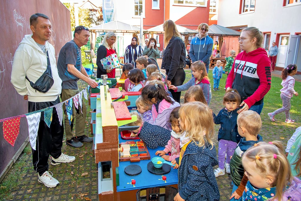 Massiv und kunterbunt ist sie, die Outdoor-Küche, die Beschäftigte der Gesellschaft Pem für die Naumburger Kindertagesstätte „Dom-Stifte“ gefertigt hat.