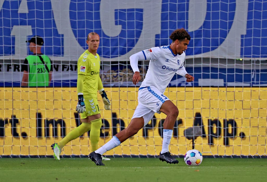 Versucht unbekümmert, den Ballbesitz-Fußball von Trainer Christian Titz umzusetzen: Jamie Lawrence – hier vor Keeper Dominik Reimann im Heimspiel des 1. FC Magdeburg gegen Paderborn.