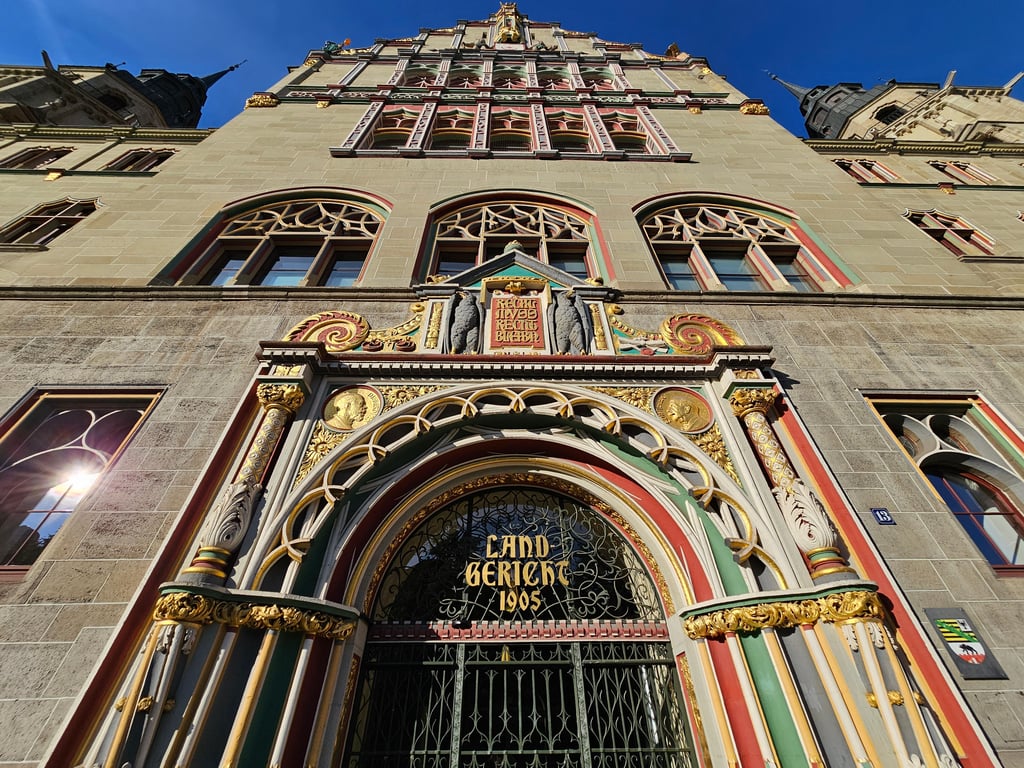 Prozessauftakt am Landgericht Halle: Drahtzieher einer Schleuserbande müssen sich verantworten. Sie sollen über 100 Osteuropäer illegal nach Deutschland gebracht und als Leiharbeiter bei Tönnies in Weißenfels eingesetzt haben.