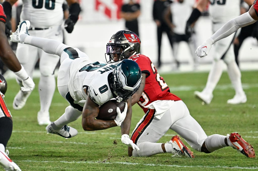 Christian Izien (r) von den Tampa Bay Buccaneers gegen D'Andre Swift von den Philadelphia Eagles.