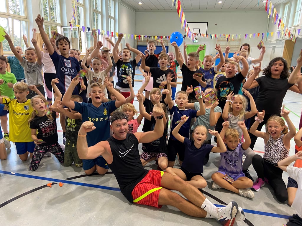 Die Grundschule Schmeilstraße in Magdeburg feierte eine Tanzparty mit Tanzlehrer Michael Hirschel.