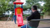 Tobias sitzt allein an einem Spielplatz. Der Vater eines Kindes zieht wegen einer Vaterschaftsanfechtung vor das Bundesverfassungsgericht.