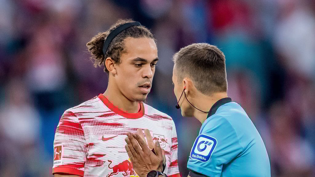 Schiedsrichter Robert Hartmann spricht mit RB-Stürmer Yussuf Poulsen.