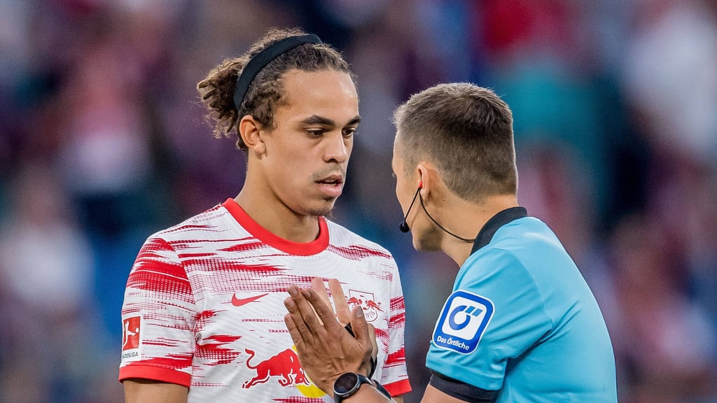 Schiedsrichter Robert Hartmann spricht mit RB-Stürmer Yussuf Poulsen.