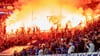 Die Lauterer Fans zündeten beim FC Schalke 04 Pyrotechnik.