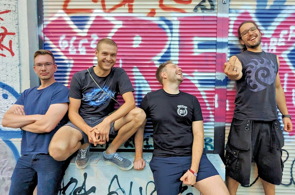 Die Sanierer (v.li.): Alexander Heil, Karl Just, Paul Palme und Florian Lehmann. Für ein Gruppenfoto verlassen die Jungs sogar die Kneipe.