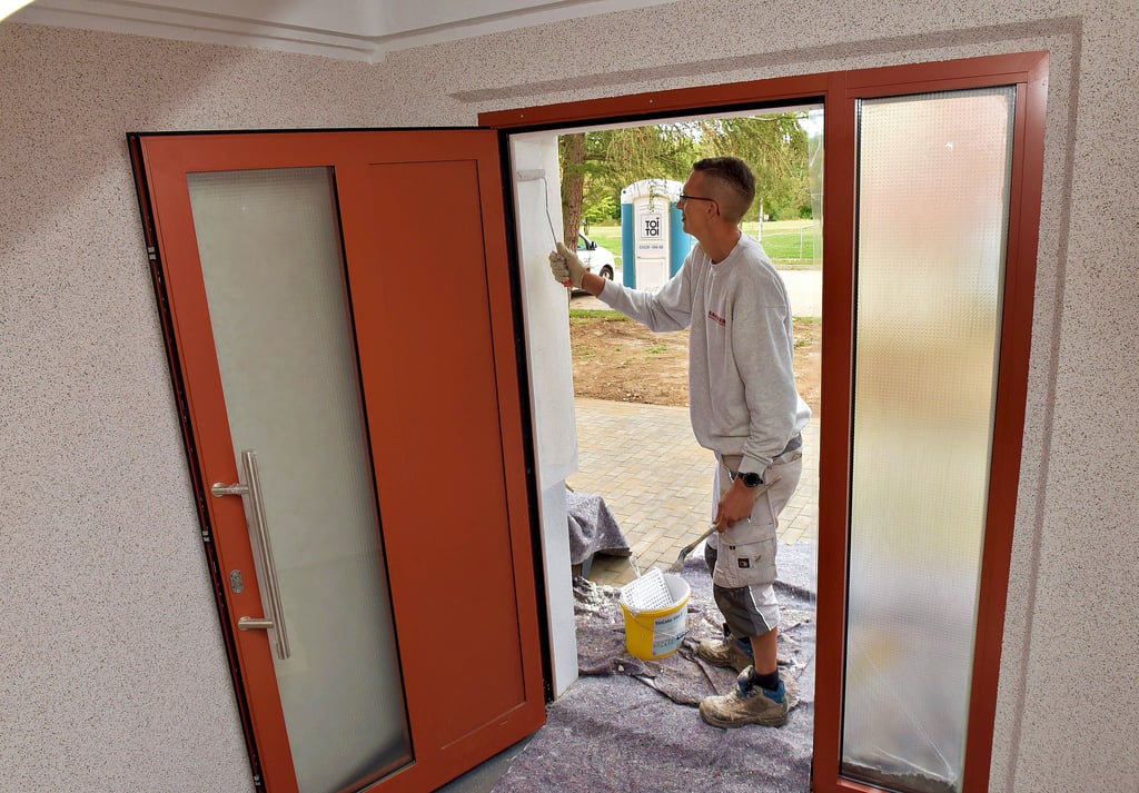 Letzte Arbeiten vom Maler Steve Sommerlade am umgebauten Wohnblock im Hettstedter Lärchenweg. Ab Oktober ziehen die Mieter ein.