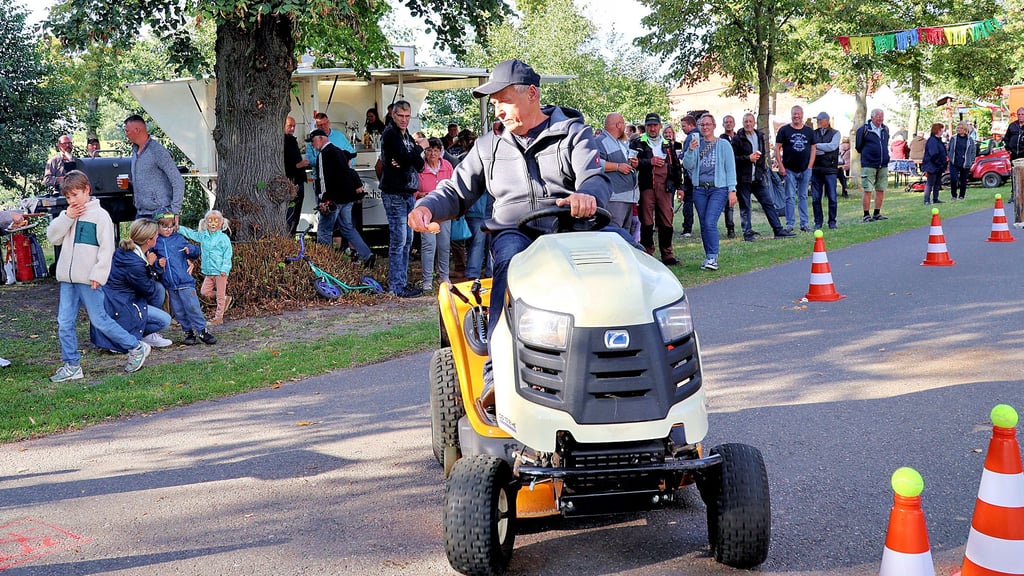 Fahrerinnen und Fahrer mussten Geschicklichkeit mit einem Rasentraktor beweisen. Es galt, den Hindernisparcours in Neukamern zu bewältigen. Hier an dieser Station war ein Ei abzuliefern.